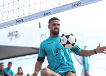 Tavinho profissional de Futevolei