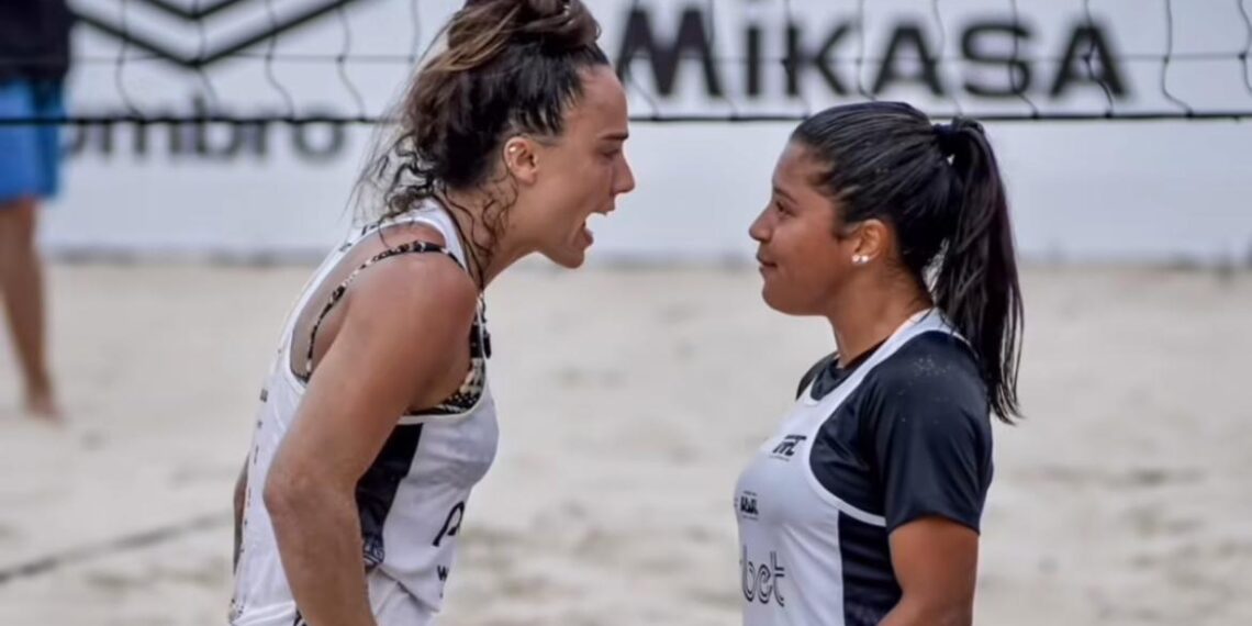 Amanda e Rafinha no futevolei