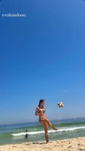 Celebridades no futevôlei. Jade Picon fazendo altinha no RJ (foto: divulgação/instagram Jade Picon)